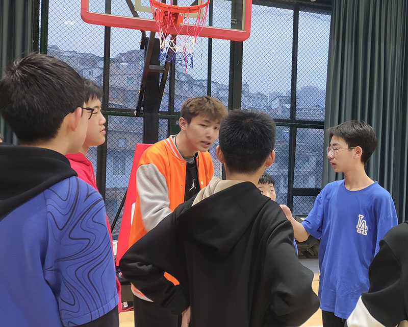 篮球教练正在给学员上课